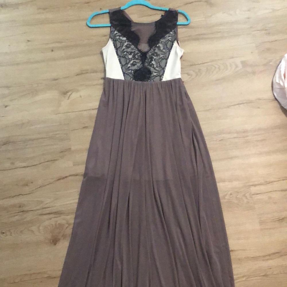 Maxi dress with gorgeous black lace